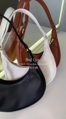 A Bolsa Lya tem o modelo meia-lua perfeita pro seu dia a dia! Estilosa, casual e versátil ✨ Disponível em 3 cores incríveis ⠀ •Compre direto aqui no TikTok Shop • Só R$79,90  Envio rápido para todo o Brasil ⠀ Clica no produto e garanta a sua! #bolsameialua #bolsastilosa #tiktokshopbrasil #bolsapretapequena #lookperfeito