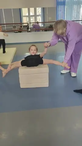 Who is more flexible?  #dancetrends #womeninfitness #flexibilitychallenge 