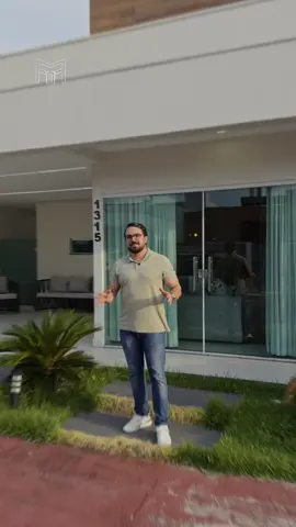 Uma casa que parece ter sido desenhada pra encaixar na tua rotina Logo na entrada, a sala com pé direito duplo já mostra que a casa é maravilhosa. A cozinha integrada, com móveis no estilo provençal, conecta com a área gourmet de um jeito fluido. Tem churrasqueira, piscina e aquele espaço perfeito pra quem gosta de receber visitas com conforto. Tudo é prático e bonito ao mesmo tempo. As 3 suítes são confortáveis, bem distribuídas, com privacidade e conforto na medida certa. E tem mais: a casa já vem com energia solar instalada, o que garante economia e um olhar sustentável pro futuro. No geral, é o tipo de imóvel que combina com a rotina real de quem trabalha, recebe amigos, curte estar em casa e quer praticidade no dia a dia. Se você se viu aqui, me chama. Vamos agendar uma visita.