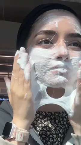Le masque de riz coréen ANUA fait le buzz grâce à sa texture unique et son effet glass skin instantané. Mélange la poudre avec un peu d’eau, applique, rince… et découvre une peau plus lisse, lumineuse et sans impuretés dès la première utilisation. Simple, efficace, addictif.  #skincarecoreenne #glassskin #anua #masquederiz #GlowUp