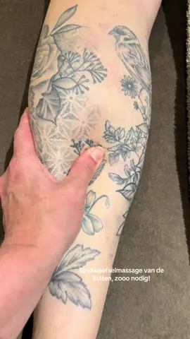 ✨ Bindweefselmassage voor je benen– zo nodig! Waarom? Omdat je benen alles dragen – fysiek én energetisch. Deze behandeling: 🌿 Stimuleert je doorbloeding 🌿 Verbetert je huidconditie 🌿 Vermindert cellulite 🌿 Maakt diepe verklevingen los 🌿 Voert vocht af 🌿 Activeert je lymfesysteem 🌿 Verlicht vermoeide benen 🌿 Vermindert spierpijn 💫 Gun jezelf verlichting, zachtheid en stroming. Wil je het zelf ervaren? 📍 Boek online je afspraak 📍 Salon in Alkmaar – Hekelstraat 5 #Bindweefselmassage #CelluliteBehandeling #LichaamEnZiel #AlkmaarSalon #EnergetischWerk #Lymfedrainage #Zelfzorg