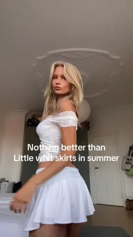 Little white skirts>>>
