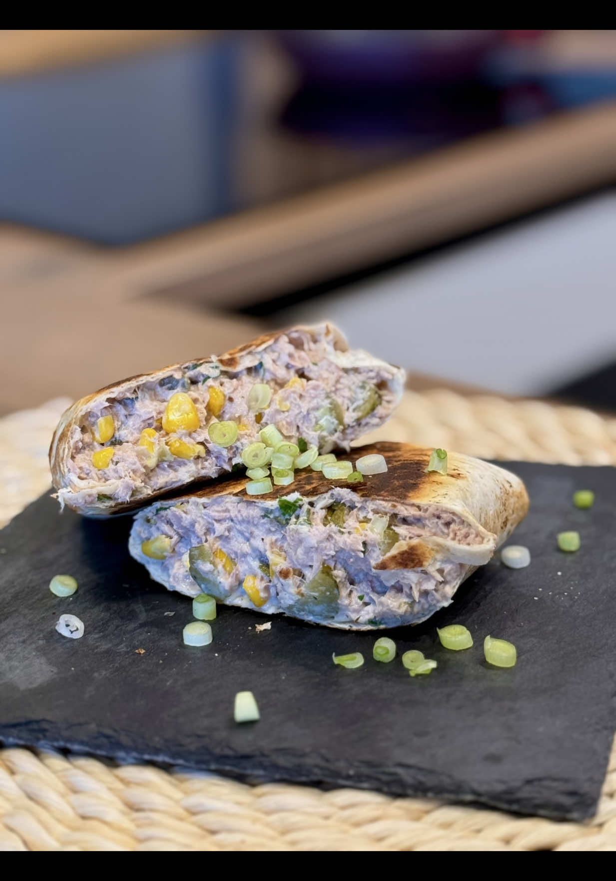 Tuna Wrap – brzo, proteinski i ukusno! Gotovo za 5 minuta. 🥣 Priprema: U posudi pomešaj: 	•	150g tuna Nixe u sopstvenom soku -oceđeno (Lidl) 	•	30g kukuruza šećerca 	•	30g seckanih kiselih krastavčića 	•	30g grčkog jogurta (2%) 	•	30g sirnog namaza (Pilos 45%) 	•	malo soka od krastavčića 	•	seckan peršun 	•	seckani mladi luk 	•	so, biber, luk u prahu Sve sjedini i stavi u tortilju (ja sam koristila “Tortillas Worlds Market” iz Maxija, 60g). Urolaš i zapečeš na tiganju bez ulja dok ne porumeni. 📊 Makroi za ceo wrap: 454 kcal | 51.3g proteina | 41.7g ugljenih hidrata | 8.6g masti #deficit #fyp #lowcalorie #tunawrap 