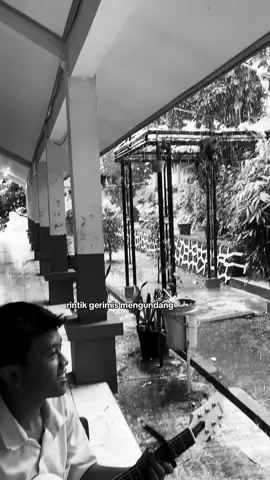 pas bngt lagi ujan kita stel lagu ini😞😞