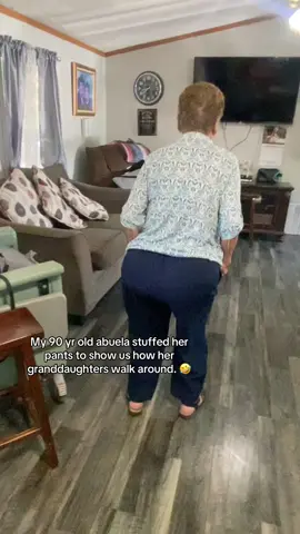 She stuffed her pants with pillows 🤣😭 #abuelasdetiktok #grandmasoftiktok #bigbootygiiiirl