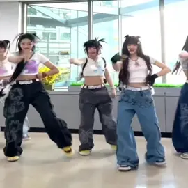Qual versão dessa parte vcs gostam mais? #newjeans #jeanz #njz #dance #trend #meme #silly #viral #kpop #agudomagico4 