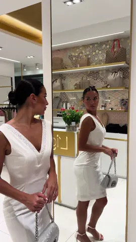 È giunto il momento tanto atteso: grandi saldi con sconti fino al 50% su una selezione di capi della nuova collezione estiva. Approfitta dell’occasione per rinnovare il tuo guardaroba con i migliori brand: ▪️ Elisabetta Franchi ▪️ Liu Jo ▪️ Access ▪️ D’Andrea Collection ▪️ Babylon ▪️ E tanti altri!  Offerta valida sia in boutique che online sul nostro sito www.igloostore.it ⏳ Fino ad esaurimento scorte. Visita il nostro store o scopri le offerte sul sito per vivere un’estate all’insegna dell’eleganza. #IglooStore #Saldi50 #ModaEstiva #LussoScontato #eleganzasenzaconfronti 