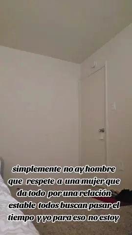 yo no necesito un hombre para que  me diga amor  tu necesitas dinero  yo estoy para  decirle  amor  te invito  ahora  yo y la otra tu 