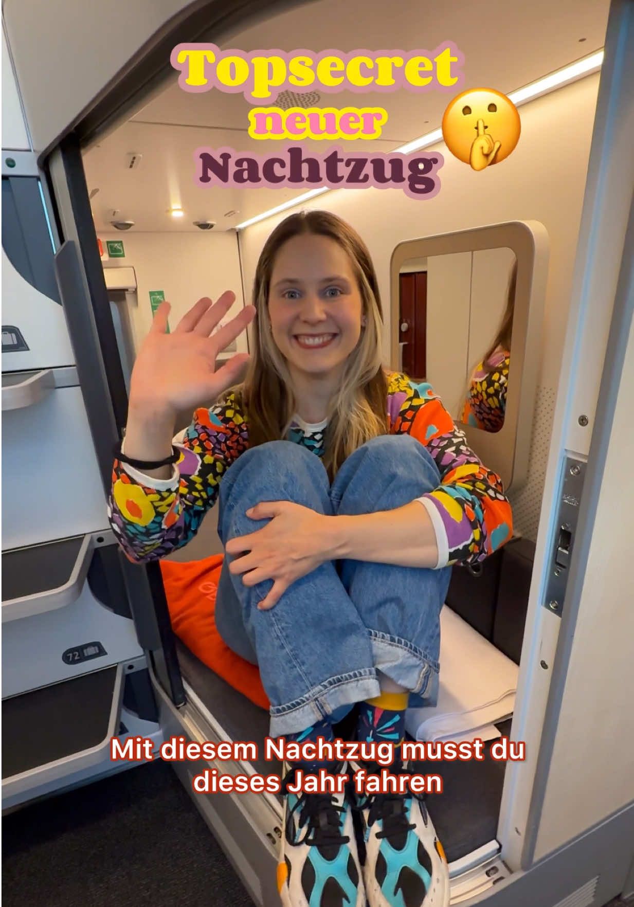 Dieser Zug VERÄNDERT MEIN LEBEN (ungelogen) 😭 Wirklich, die ÖBB erfüllt einfach meinen Nachtzugtraum:  ✨ Was ist neu? Die neue Nightjet-Generation der ÖBB fährt seit Mitte Juli wieder täglich von München nach Rom  nach monatelanger Pause wegen Bauarbeiten. 🚆 Die Strecke: 	•	München → Rom Termini 	•	ca. 15 Stunden über Nacht 	•	fährt täglich ca 20 Uhr 	•	Ankunft am nächsten Morgen gegen 11 Uhr  💸 Preise (Stand August 2025): 	•	Mini Cabin ab 80 € (GENIALE Preis/Leistung!!) 	•	Sitzplatz ab ca. 35 € 	•	Schlafwagen/Deluxe ab 120 € 📅 Buchung & Verfügbarkeit: 	•	Tickets aktuell nur bis Mitte September buchbar 	•	Neue Buchungsperiode (bis Jahresende) wird bald freigeschaltet 	•	Achtung: In den Sommerferien sind günstige Plätze oft ausgebucht 	•	Tipp: Ab September steigen die Chancen wieder auf günstige Tickets! 📍Buchen kannst du hier: Nightjet.com Viel Spaß!!! #nachtzug #minicabin #rom #kurztrip #zugreisen