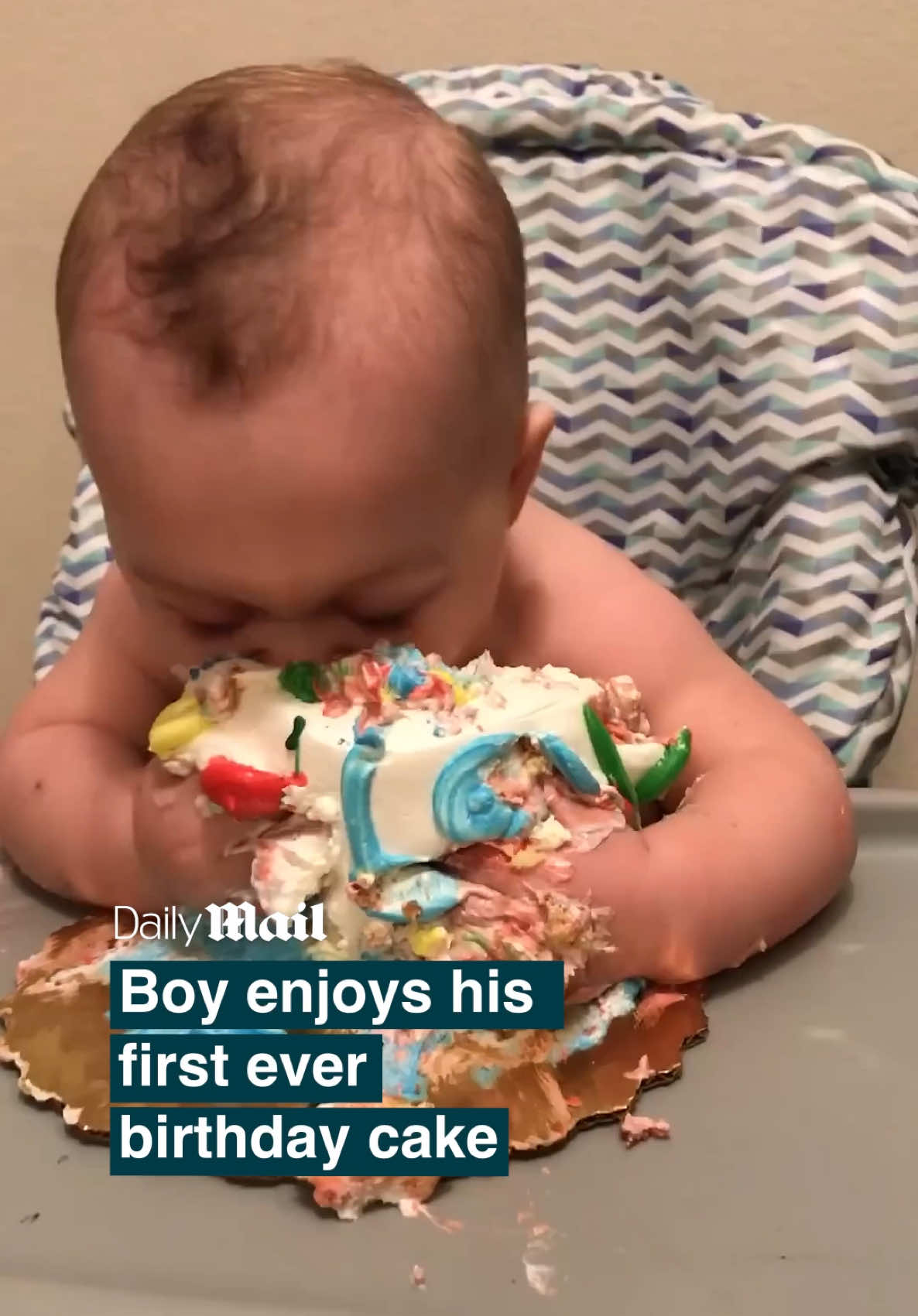 Baby boy enjoys his first ever birthday cake 🥹🎂  🎥 ViralHog 