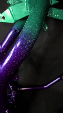 🎨 Encore une magnifique peinture réalisée sur ce cadre de Bêta ! On adore l’originalité de cette combinaison de couleurs — un duo audacieux qui attire tous les regards. 💥  •#powdercoating #powdercoat #epoxy #thermolaquage #sablage #moto #motorcycle #bikelife #bike #beta #beta50 #50cc 
