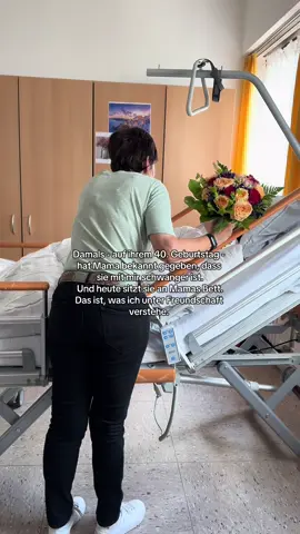Ich weiß inzwischen leider, wie’s sich anfühlt, wenn Menschen gehen, weil deine Realität zu unbequem für sie wurde. Umso berührender ist es, zu sehen, dass Mama jemanden an ihrer Seite hat, der seit über 30 Jahren bleibt. Nicht nur in den guten Zeiten, sondern gerade jetzt. Das ist wahre Freundschaft. ❤️‍🩹  #mom #alzheimer #alzheimersawareness #alzheimerscaregiver #demenz #dementiaawareness #dementia #friendship #friendshipgoals #foryou #fy #fyp #besties 