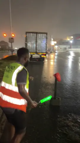 It’s Mandatory every driver should have at least TWO WARNING TRIANGLES and Long trailer and big trucks should have warning triangles and cones. Dear companies and truck owners, it’s not always about the money you are making but your drivers are killing innocent souls 🤦‍♂️🥹🥹 @dvlaghofficial I made your job easier. 