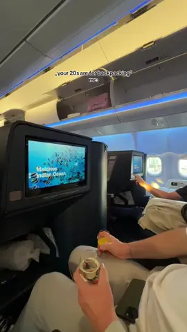 in hostels übernachten und einen 20kg rucksack durch thailand schleppen muss nicht sein #businessclass #flights #business #condor #backpacking #allinclusive #vacations #holidays #urlaub #20s #twenties #travel #traveltiktok #comedy 