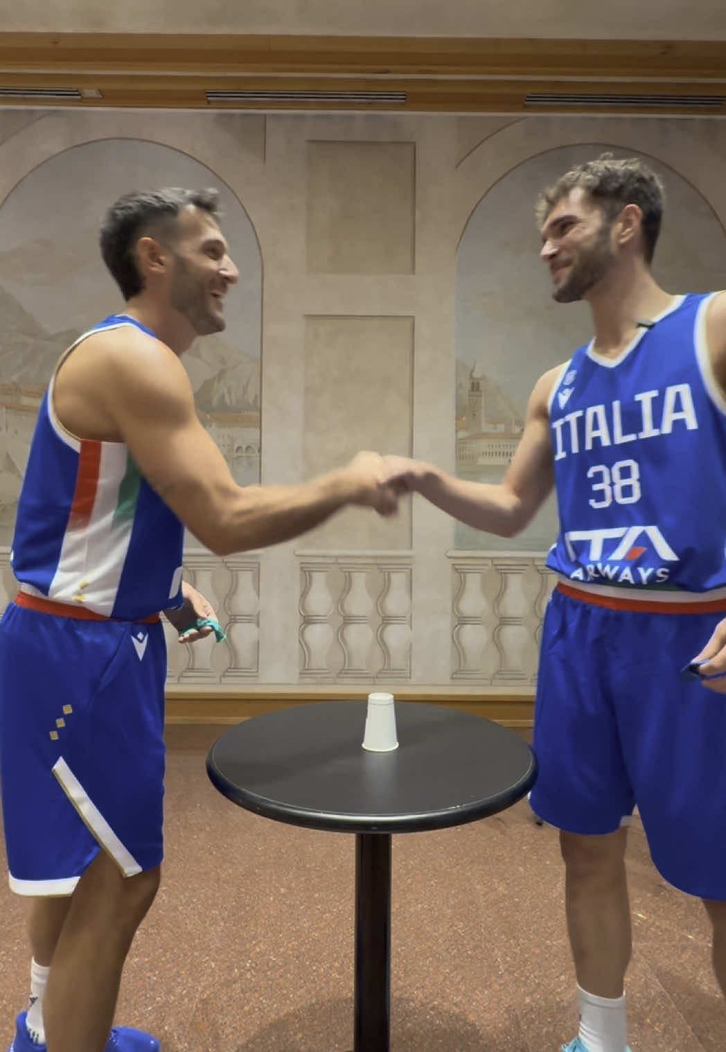 Si gioca sempre per vincere 😅🎈 #Italbasket #marcospissu #riccardorossato #saliouniang #momodiouf #baloon #palloncino #challeng #meme #lol #nazionale #azzurri 
