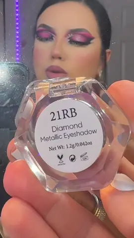 Encuentra las sombras metálicas en @Ruth Beauty 🎀🦋 menciona mi cd//RUTHMUA para un descuento #viraltiktok #tiktokviral #fyppppppppppppppppppppppp #foutyou #foury #viralcontentcreator #fouryo 