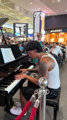 Experience ✨ grazie maestro 🙏❤️‍🩹@Ludovico Einaudi #piano #experience #einaudi #airport #publicpiano #foru #perte #fyp #rome 