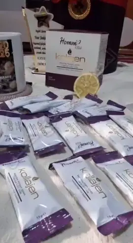 لماذا عليكِ أن تشتري الكولاجين البحري فورًا؟ لأن بشرتك تستحق الأفضل. الكولاجين البحري هو الخيار الأذكى عندما يتعلق الأمر بالحفاظ على شباب البشرة ونضارتها بطريقة طبيعية وفعّالة. لماذا تحتاجين الكولاجين البحري أكثر من أي نوع آخر؟ أعلى امتصاصية: الكولاجين البحري يُهضم بسرعة ويُمتص بكفاءة أعلى مقارنة بالكولاجين الحيواني (البقري أو الدجاج). هذا يعني نتائج أسرع وأكثر وضوحًا. أنقى مصدر طبيعي: مستخلص من أعماق البحر، خالٍ من الهرمونات والمضادات الحيوية، ما يجعله أكثر أمانًا ونقاءً. فوائد شاملة: لا يقتصر تأثيره على البشرة فحسب، بل يعزز صحة الشعر والأظافر والمفاصل. مثالي لمكافحة الشيخوخة: يحفز إنتاج الكولاجين الطبيعي في الجسم، ويقلل من التجاعيد، ويزيد مرونة البشرة، ليمنحك مظهرًا أكثر شبابًا. لماذا الكولاجين البحري أغلى من الكولاجين الحيواني؟ عملية استخراجه معقدة ودقيقة: يتطلب استخراج الكولاجين من المصادر البحرية تقنيات متقدمة للحفاظ على جودته وفعاليته. درجة نقاء أعلى: المنتجات البحرية غالبًا ما تكون أنقى وتحتوي على تركيزات أعلى من الببتيدات النشطة. نتائج أسرع وأكثر فعالية: مما يجعله استثمارًا حقيقيًا في صحة 