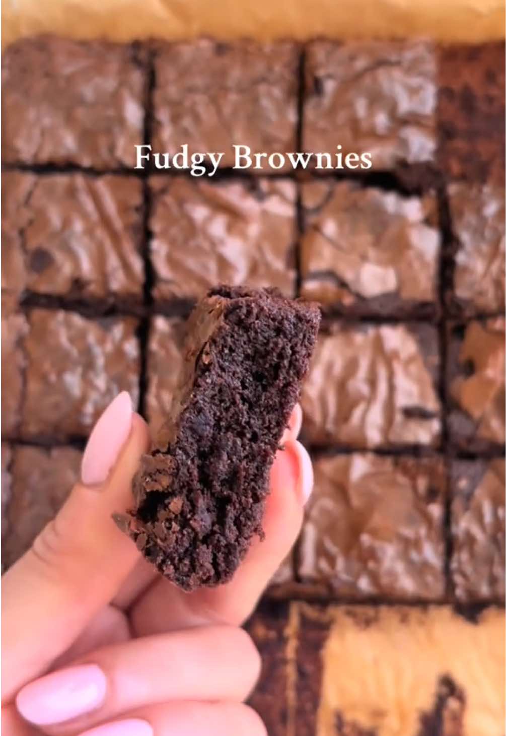 Fudgy brownies 🍫🍫 Ricetta: Ingredienti: - 200 gr cioccolato fondente  - 110 gr burro - 130 gr zucchero semolato  - 50 gr zucchero di canna  - 3 uova - 65 gr farina 00  - 25 gr cacao  - vaniglia  Fate sciogliere a bagnomaria il cioccolato e il burro. In una ciotola sbattete le uova con gli zuccheri e la vaniglia, poi aggiungete a filo il composto cioccolatoso sciolto.  Aggiungete poi la farina e il cacao setacciati. Versate in una pirofila foderata di carta da forno e cuocete in forno statico a 170° per 28 minuti circa. #brownies #fudgybrownies #brownierecipe #chocolatebrownies #bakingtherapy 