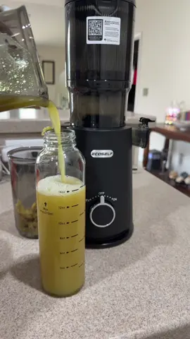 Mannnn I’m about to be juicing all the time now! This was soooo easy to assemble, so easy to use and so easy to clean!!!! It also came with a juicing recipe book!!!  #juicer #slowjuicer #bigmouthjuicer #healthy #juicing #coldpressedjuice #coldpressed 