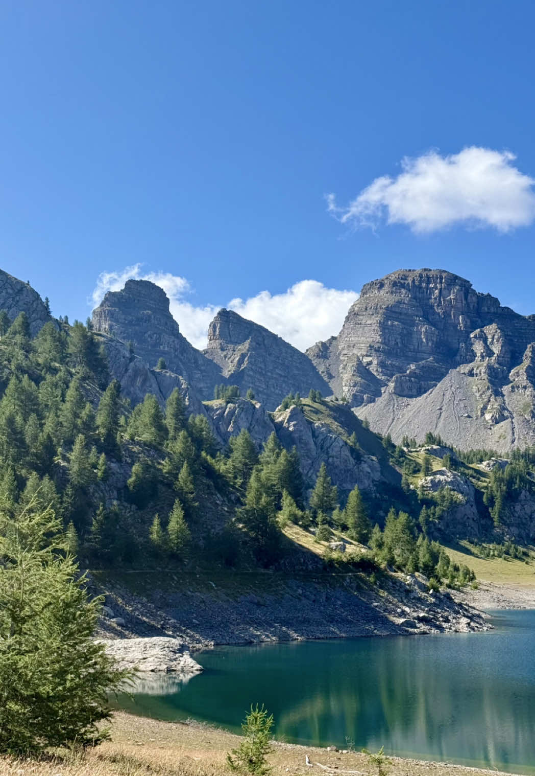 🎒 Randonnée au Lac d’Allos – Mercantour (Alpes-de-Haute-Provence) 📍 Départ : Parking de la Cluite (environ 1900 m) 🗺️ Itinéraire : GR56 – boucle facile/modérée 🥾 Durée : ~2h30 A/R selon le rythme ⬆️ Dénivelé : env. 350 m 🌊 Arrivée au plus grand lac naturel d’altitude d’Europe (2228 m) 🐐 Marmottes, chamois & panorama sur le Mont Pelat (3050 m) ⛰️ Conseil : partez tôt pour éviter la foule et profiter du calme ! 🚗 Route parfois fermée l’hiver, se renseigner avant 💡 Une rando incontournable dans le Parc National du Mercantour 🌿 #rando #Hiking #randonnee #Vlog 