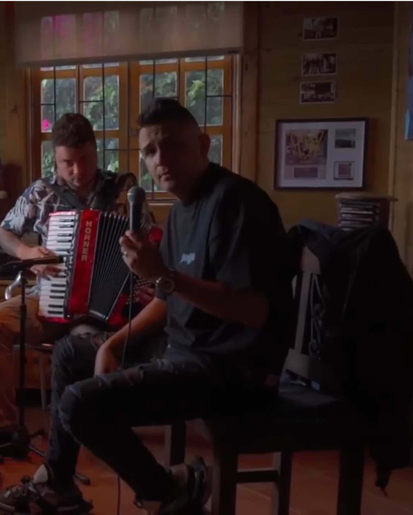 Yo no soy borracho… ¡Soy un artista romántico con problemas emocionales! 😅 Escuche esta joya y etiquétele a ese “loco bohemio” que se sabe esta canción de memoria.