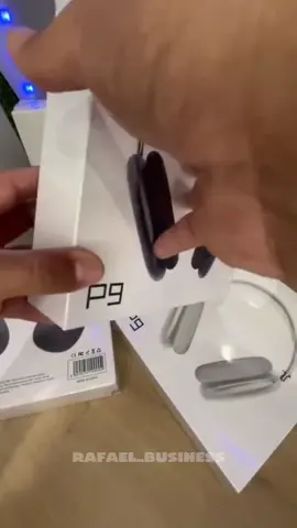 🎧✨ Experimente liberdade total com o Fone Bluetooth P9 Air Top! Design moderno, super confortável, som potente com graves incríveis, conexão rápida e bateria de longa duração pra você curtir música, treinar, estudar ou trabalhar sem interrupções. Disponível em várias cores estilosas e por um preço que cabe no seu bolso. 🛒🔥 Clique no carrinho laranja e garanta o seu antes que acabe! #FoneBluetooth #FoneSemFio #FoneDeOuvido #FoneP9 #SomPotente               