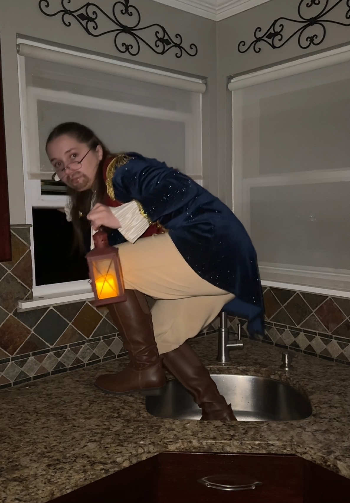 Cosplaying Hamilton on a Monday night #hamilton #hamiltonmusical #linmanuelmiranda #hamilten #bestofwivesandbestofwomen #broadway #alexanderhamilton #viral #fyp #bway #hamiltontiktok #daveeddiggs #funny #ham 