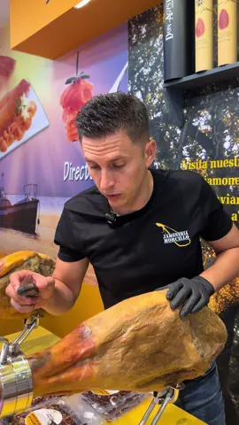¿Cómo empezar un jamón en casa? Aquí te damos unos consejos básicos para particulares. Si quieres ver más, síguenos en nuestras redes sociales. Y si quieres comprar los mejores jamones del mercado, haz tu pedido en jamoneriamorcillo.com, con opción de loncheado en cada pieza. #comempezarunjamon #jamoneriamorcillo #jamoniberico #loncheadoacuchillo #productosgourmet #delicatessen #cieza  