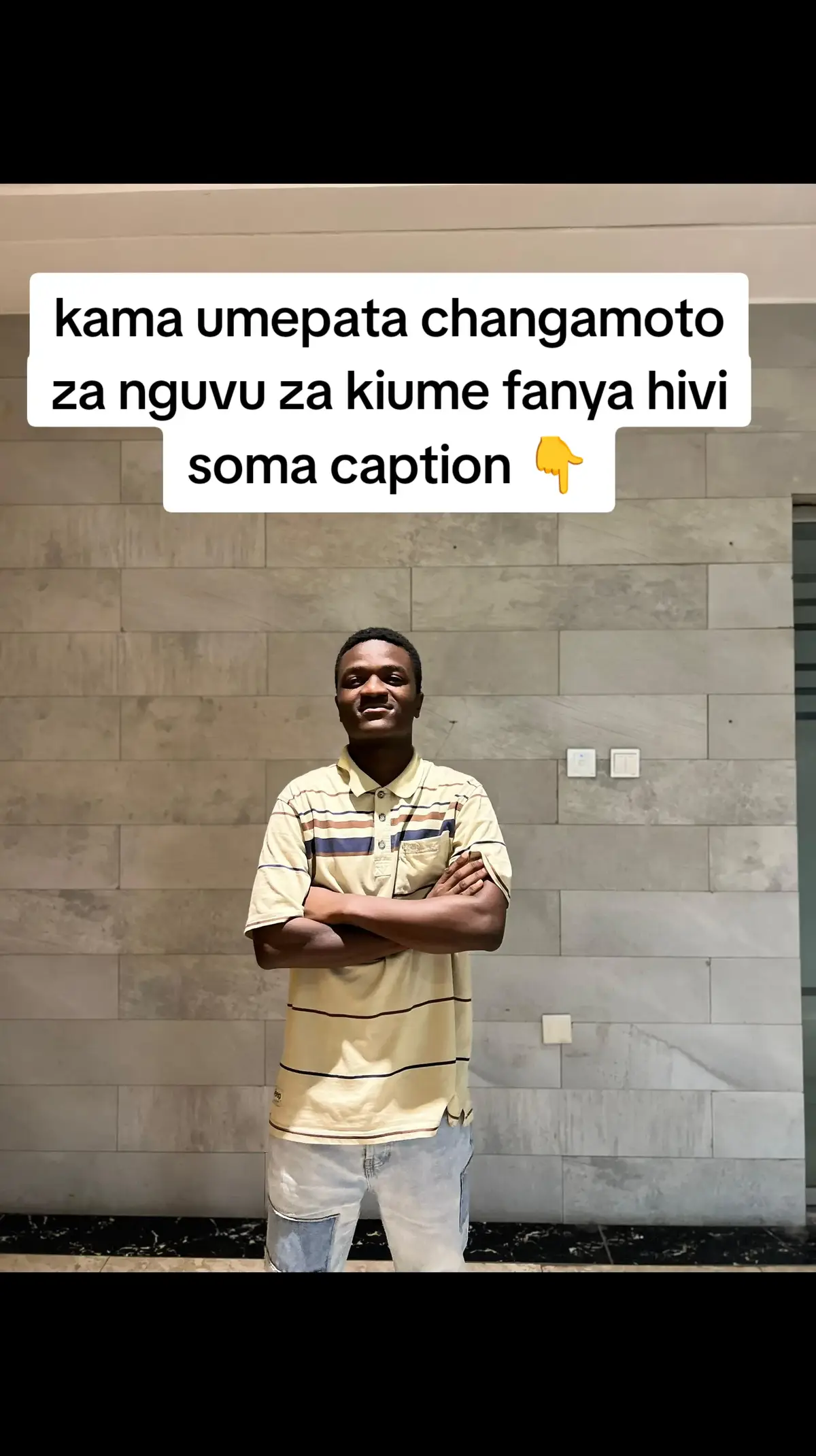 Katika ulimwengu wa sasa, changamoto ya kushuka kwa nguvu za kiume imekuwa tatizo linalowakumba vijana wengi. Kwa mujibu wa utafiti uliofanywa na Shirika la Afya Duniani mwaka 2022, zaidi ya asilimia 80 ya wanawake wameeleza kutopata mahitaji yao kikamilifu katika maisha ya kimahusiano. Kwa vijana wengi wa leo, kumekuwa na tatizo la kushindwa kuhimili mahitaji ya mwenza, hali ambayo hujitokeza kwa kushindwa kuwa na uwezo wa kutosha wa kuendeleza tendo, hata pale mwenza akiwa na mvuto wa hali ya juu. Mara nyingi huchukua muda mfupi sana kabla ya kushindwa kuendelea. Hapa chini ni njia chache, salama na asilia za kuimarisha uwezo wa mwanaume katika eneo hili: 1. AINA ZA VYAKULA Lishe ni msingi wa afya ya mwili mzima, ikiwemo afya ya uzazi. Vyakula vya nafaka kamili kama ugali wa dona vina virutubisho muhimu ambavyo husaidia sana kuimarisha mwili. Sembe, kwa upande mwingine, huwa imeondolewa kiini chenye virutubisho vya msingi. Matunda na mboga mboga kama matango, karoti, na vyakula vya asili kama mihogo mibichi na magimbi vina mchango mkubwa katika kuupa mwili nguvu. Ni muhimu kuwa na utaratibu wa kula aina hii ya vyakula kila siku, badala ya kuvikumbuka tu pale unapokuwa na matarajio ya kuwa karibu na mwenza. 2. MAZOEZI YA MWILI Mazoezi ni sehemu muhimu ya afya ya mwanaume. Huimarisha mzunguko wa damu na kuupa mwili uwezo wa kufanya kazi vizuri. Mazoezi kama kukimbia, kuruka, kufanya push-up, na mengineyo huongeza uimara wa mwili na kusaidia mwanaume kudumu muda mrefu akiwa na mwenza wake. 3. EPUKA UNYWAJI WA POMBE KUPITA KIASI Pombe inapozidi kiwango huharibu mfumo wa mwili, ikiwemo kupunguza uwezo wa mwanaume katika mahusiano ya kimapenzi. Unywaji wa kupitiliza unaweza kupelekea hali ya kutokuwa na msisimko au kutokujisikia tayari pale inapohitajika, jambo linaloweza kuleta matatizo ya ndani ya familia. 4. USITEGEMEE DAWA ZA KUONGEZA NGUVU Matumizi ya dawa za kuongeza nguvu bila ushauri wa kitaalamu ni hatari. Dawa nyingi za kuongeza nguvu huwa ni za muda mfupi tu, lakini madhara yake ya muda mrefu yanaweza kuwa makubwa, ikiwemo kuharibu kabisa mfumo wa mwili unaohusika na nguvu za kiume. 5. KUWA MAKINI NA TABIA YA KUJIRIDHISHA KUPITA KIASI Tabia ya kujiridhisha (punyeto) inapozidi kiwango huathiri mishipa ya fahamu na inaweza kuathiri uwezo wa mwanaume kuwa imara. Ni vyema kuwa na nidhamu ya mwili na kuepuka utegemezi wa aina hii ya tabia. HITIMISHO: Afya ya mwanaume ni jambo linalohitaji kupewa kipaumbele. Kwa kuzingatia lishe bora, kufanya mazoezi ya mwili, kuwa na nidhamu ya maisha na kujiepusha na matumizi holela ya dawa, vijana wengi wanaweza kurejesha uwezo wao na kuwa imara zaidi katika maisha ya mahusiano.