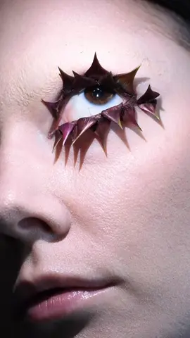 🥀ultimate spiky lashes Not much to say for this one. I wanted to look sharp! #creativemakeup #creativelashes #avantgardemakeup #editorialmakeup #thorns #macromakeup 