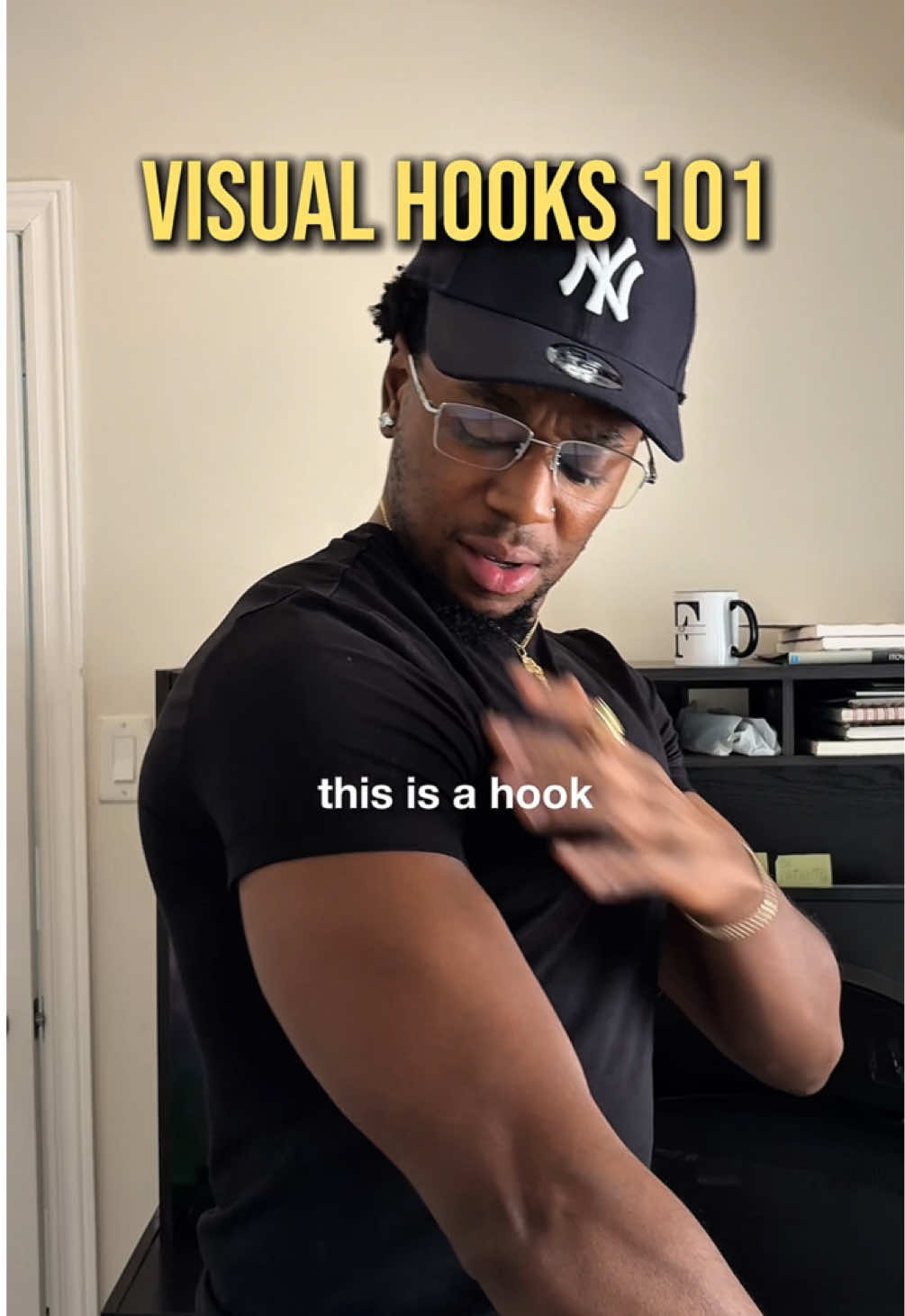 Struggling to keep viewers watching? 👀 Use these visual hooks to stop the scroll and hold attention 🔥📲 #ContentTips #VisualHooks #CreatorTips #HookYourAudience #ugccreator 