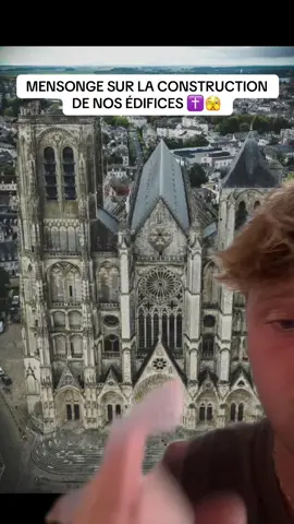 Alors comment vous expliquez cela ? #cathedrale #bourges #moyenage 