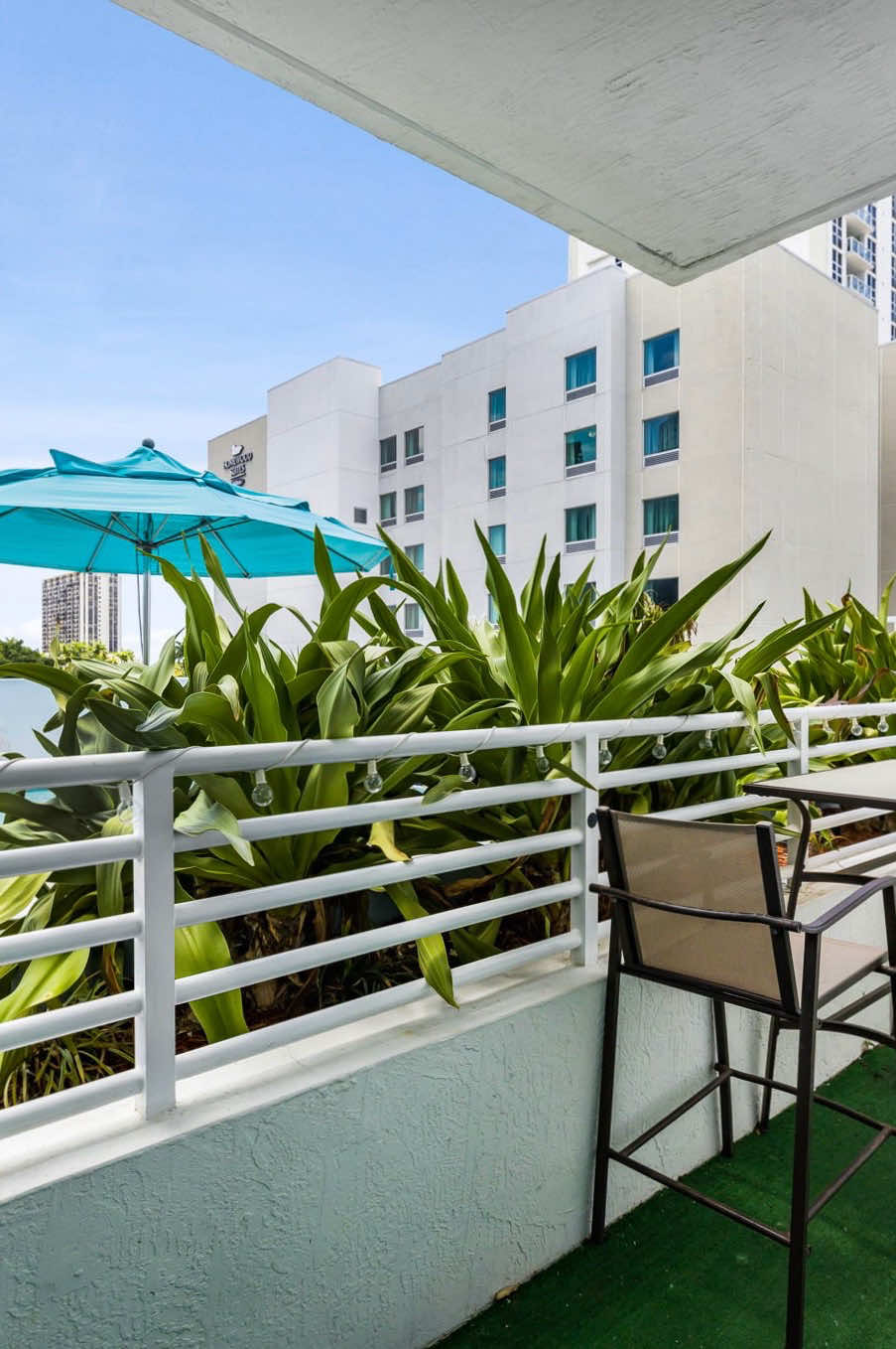 This place is right in the heart of Brickell ❤️and comes with stunning views and tons of natural light, thanks to big windows that open right onto the terrace. Priced at $519,000, it’s just perfect for you! You’ll love the perks, like free parking for your guests 🚗 and two assigned parking spots . Plus, there’s a spot to store your bikes .  And don’t forget the awesome pool in the backyard 🏊‍♂️ the perfect place to chill and soak in those amazing views 🌅. #brickellapartments #realestatebrickell  #MiamiLiving #Brickell #RealEstate #InvestmentOpportunity #brickellrealestate #miamioceanfrontliving #brickellheightsliving #brickellheightscondo #brickellheightsliving #brickellviews  #livinginbrickell #DreamHome 