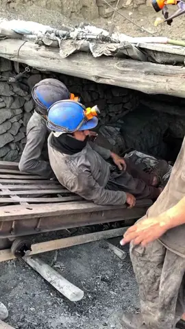 Black diamond mining with 2500 feets deep underground #coalmimer #blackdiamond #gold #minerals #support #pleasedontunderreviewmyvedios #coalmine #blackdiamond #gold 