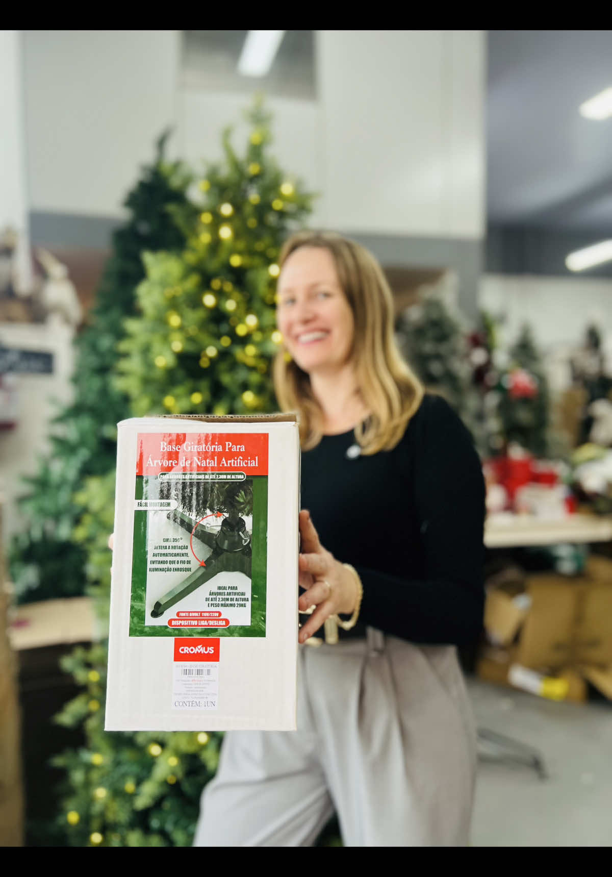 ✨ já ouviu falar em base giratória para árvore Natalina ? No vídeo mostramos como montar direitinho e ainda encaixamos uma árvore pra você ver na prática como fica! 🎄 Ela gira 350 graus, suporta até 29kg de peso e serve para árvores de até 230cm.  Ideal pra dar movimento e destaque na sua decoração!  📲 disponível com nossas vendedoras no online e na loja física! 
