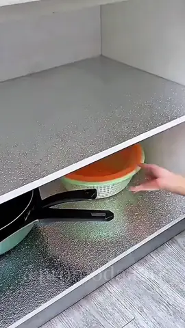 Papel alumínio adesivo. Perfeito pra renovar sua cozinha e proteger seus móveis  Link no video  #papelaluminio #papeldeparede #papeladesivo #cozinha #bancada #moveis #reforma 