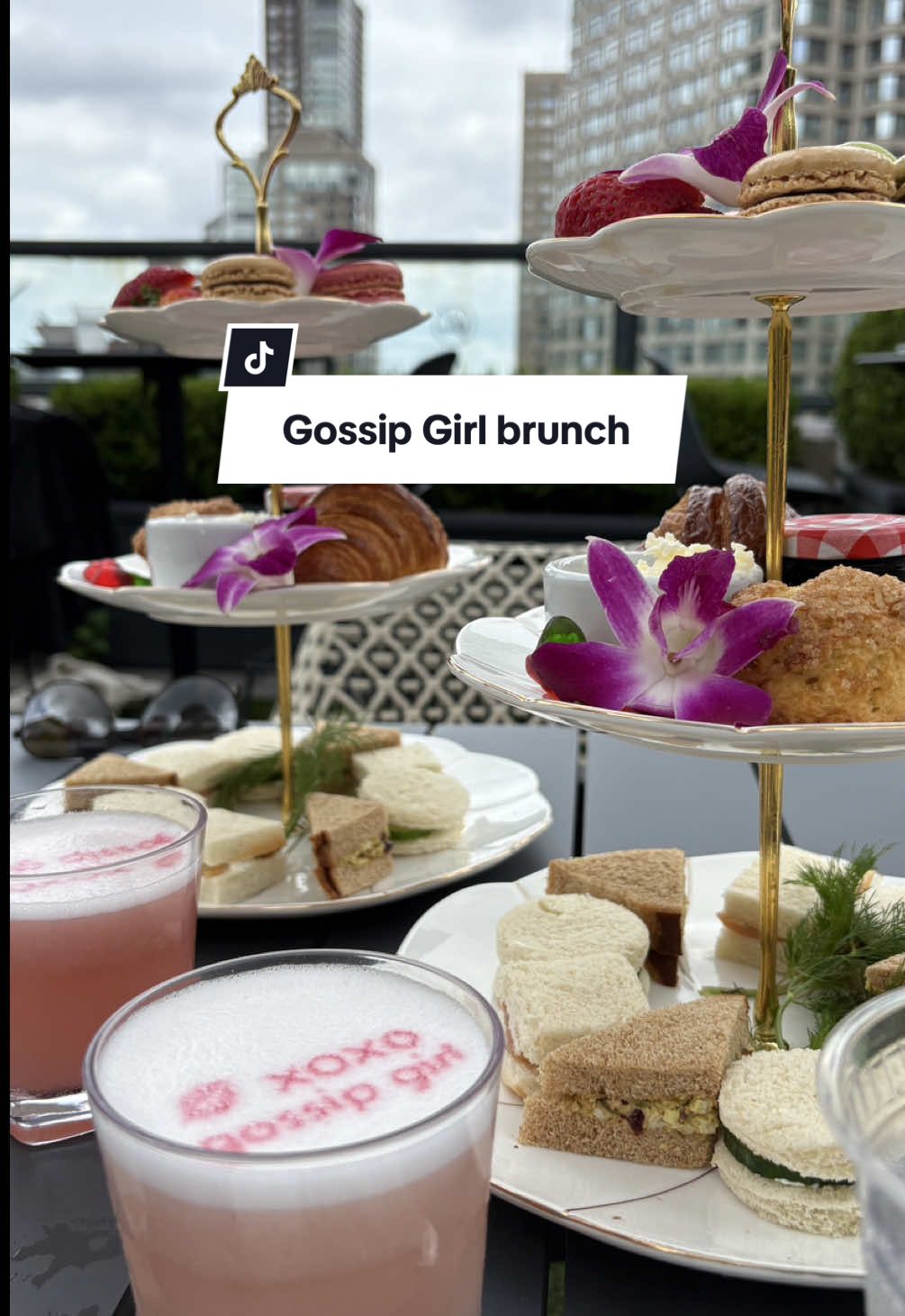 Gossip Girl Experience 💋 a sorozatban híressé vált hotel tetőteraszán brunchoztunk 🥞🍸🥐🧈🍇 Hotel Empire, NYC 📍#gossipgirl #gossipgirlexperience #newyork #hotelempire #chuckbass #utazásitippek 