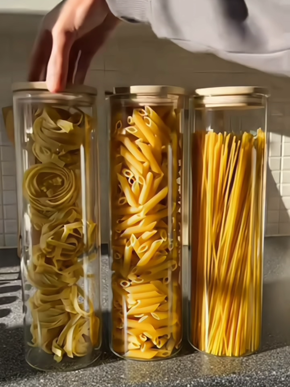 Cansado de não ter potes bonitos e grandes o suficiente pra guardar seus alimentos? 🍚🍝 Esse kit com 3 potes de vidro de 2L com tampa de bambu hermética é perfeito pra deixar sua cozinha organizada, elegante e prática! Ideal para armazenar grãos, massas e muito mais, com vedação que conserva a qualidade dos alimentos por muito mais tempo. ✨ 💥 Aproveite o desconto de 55% por tempo limitado! 📦 Receba entre 8 e 14 de agosto. #OrganizaçãoNaCozinha #PotesDeVidro #CozinhaEstilosa #Decoração #Promoção #TikTokShopBr