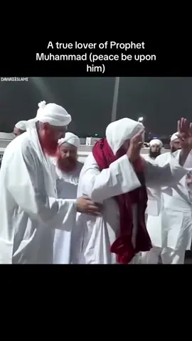 What a true lover Muhammad ilyas qadiri is. Many people make fun out of him the way he cries however who wouldn’t cry like this for the best of creation. May Allah bless this great man that loves nabi paak. #Allah #muhammadsallallahualaihiwasallam❤❤ #barelvi #attar #dawateislami 