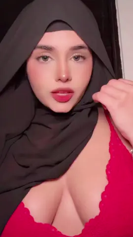 Kiss ❣️ #fy #viraltiktok #arabicgirl #arabic #lipstick #asmrsounds #america 