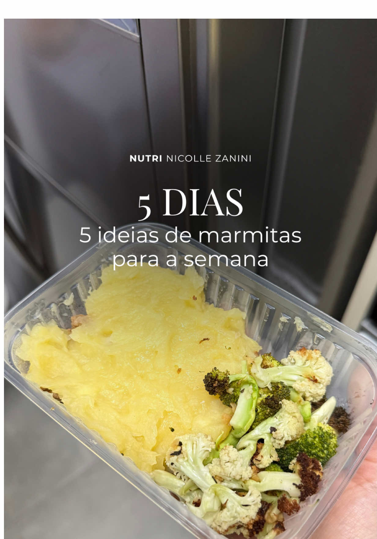 ✨5 dias, 5 ideias de marmitas pra semana✨ Dia 3: Escondidinho de mandioca com carne moída - 1 kg de mandioca - Água - Sal - 1,5kg de carne moída - 1 cebola picada - 1 cenoura ralada - Alho, sal, páprica defumada à gosto - Fio de azeite - Queijo muçarela Marmitas prontas e organizadas ♥️ Salva essa receita e me segue para acompanhar mais! #nutricionista #emagreçacomsaúde #marmitassaudaveis #alimentaçaosaudavel #dicasdanutri  