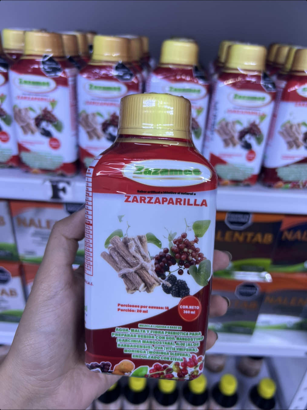 ¡La zarzaparrilla!  Es una raíz medicinal que limpia la sangre, mejora la piel, fortalece el sistema inmune y ayuda con dolores articulares y musculares. Ideal para quienes quieren desintoxicar el cuerpo, subir defensas y sentirse con más energía. 🌱✨  Consíguelo en nuestra distribuidora por sólo $25.000 🍃