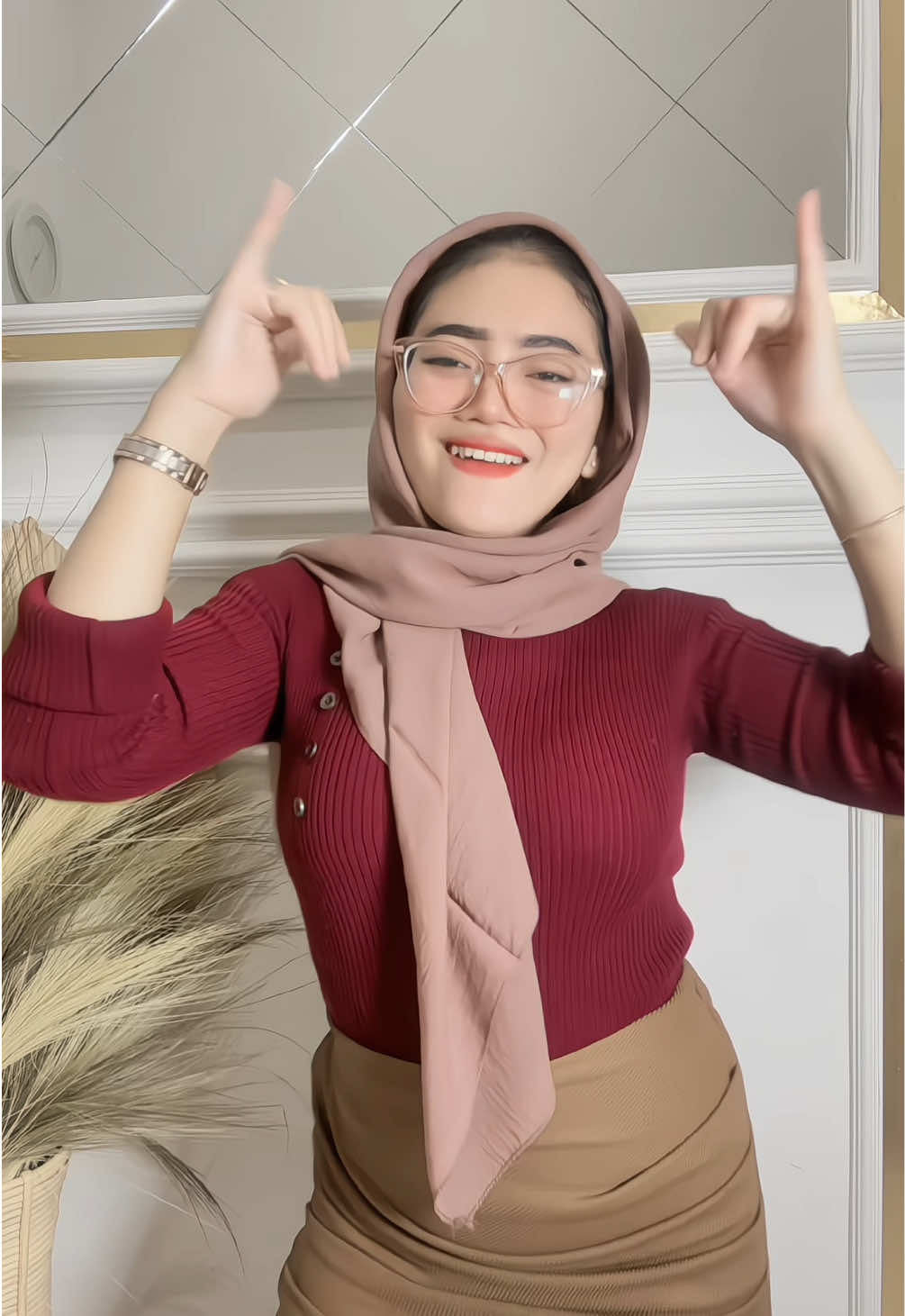 Cantik2 kok jual CD cowok si? biar bisa membantu mempelihara kesehatan icibosmu😍😂