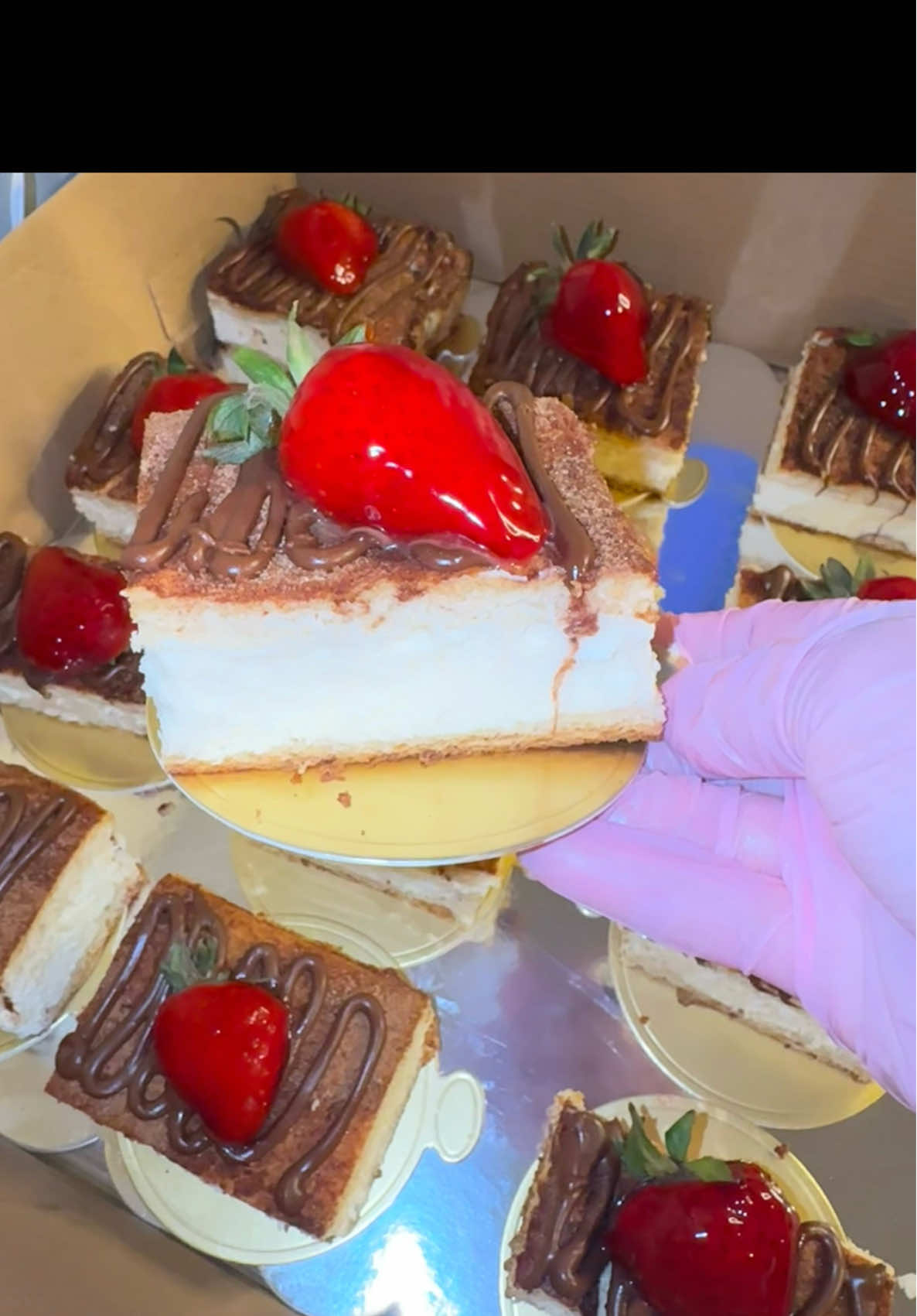 Orden para aún bautizo!!!#fresasconcrema #gelatinamosaico #chocoflan #churrocheesecake #postres #postresdeliciosos #postrescaseros #postrescaseros #desserts #dessert #dessertideas #delicious #deliciosooo #deliciosooo #fypage #fypシ゚ #empredimiento #emprendedor#emprededoras #paratiiii #fyppp