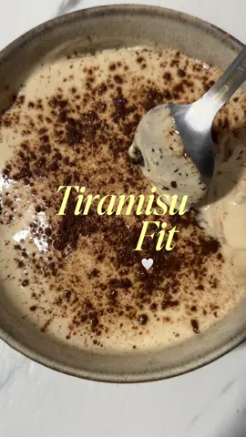 Tiramisú fit 💗 Para cuando quieres algo dulce sin salirte de la era fit🦦#foodtiktok  #healthy #Fitness #tiramisu #recetasfaciles #yummy #healthyrecipes #saludable #fyp #avena #Receta #recetas #facil #saludable #fit #protein #desayuno #fy #parati 