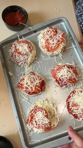 We had so much fun making our own pizzas! I highly recommend you try this out with your kids 🥰🍕 ##pizza##daycareprovider##kidsmealideas##hanahsolum##food