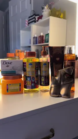Code Orange shower routine 🎃  @Dove Beauty & Personal Care @Tree Hut @Bath & Body Works  #showerroutine #pumpkinseason #showertok #skincare #halloween 