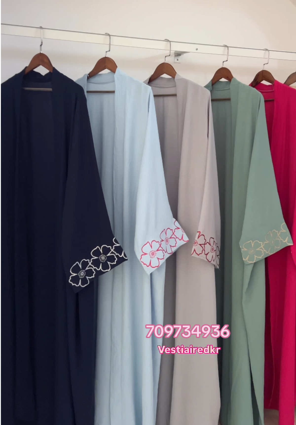Vos abayas, ensembles kimonos, jilbebs, robes et khimars dispo chez vestiairedkr 🤍