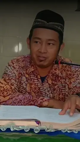 Ustadz MUJIMAN vs Ustadz ADI HIDAYAT: Di Antara Langgar, Kampus, jeung Kitab Kuning Mun Ustadz Mujiman mah, dai tarkam—da’í antar kampung. Ti langgar ka mushola, pakai sarung, sendal swallow, Al-Qur’an leuleus ku hujan, tapi hateh mah lemes ku dzikir. Sedengkeun Ustadz Adi Hidayat, dai berintelektual, khutbah na dibarengan referensi: *Tafsir Ibnu Katsir jilid 4 halaman 127, cetakan Lebanon 2006*. Mun nanya ka UAH, kudu sabar, jawaban teh panjang, kadang leuwih panjang ti hutbah Ied di lapang. Tapi nu lucu mah, anu teu ngaji dua-duana, malah Wahabi nu sok paling rajin nyalahkeun. “Mujiman teu dalilna, Adi Hidayat terlalu filosofis. Bener mah nu kayak syaikh-syaikh kami di YouTube—ngomong 5 menit, langsung nuduh bid’ah!” Kuring mah santri biasa wae… Kitab kuning masih dikira 